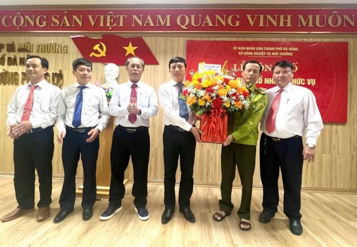 Chi cục Kiểm lâm thành phố tặng hoa chúc mừng ông Võ Hùng Nhân và các Phó Giám đốc.