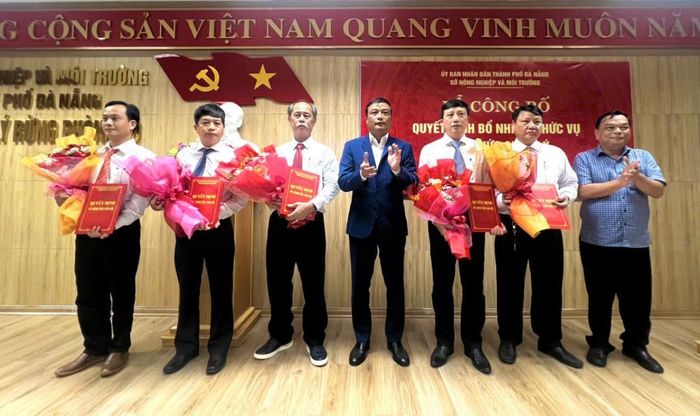 Lãnh đạo Sở Nông nghiệp và Môi trường trao quyết định và tặng hoa cho các đồng chí được bổ nhiệm.