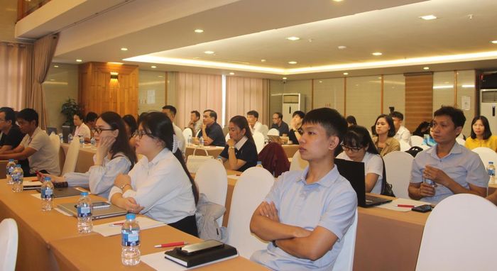 Báo cáo viên Phạm Tấn Anh Vũ trình bày chuyên đề tại buổi tập huấn.