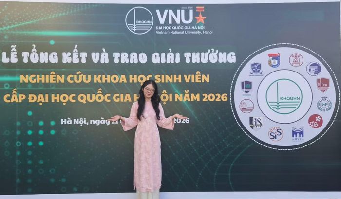 Nguyễn Mỹ Linh tại lễ tổng kết và trao Giải thưởng Nghiên cứu khoa học sinh viên cấp ĐHQG Hà Nội, năm 2026.