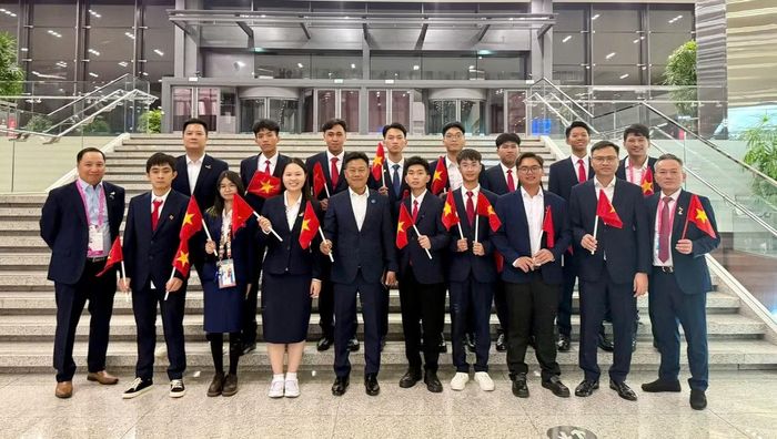 Đỗ Văn Đức (hàng đầu, thứ ba từ phải sang) cùng các thành viên đoàn Việt Nam tại buổi gặp mặt, động viên trước thềm 'WorldSkills 2026'.