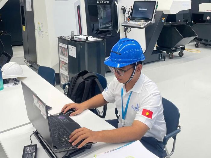 Đỗ Văn Đức trong quá trình tìm hiểu, làm quen với thiết bị CNC tại Trung Quốc trước thềm 'WorldSkills 2026'.