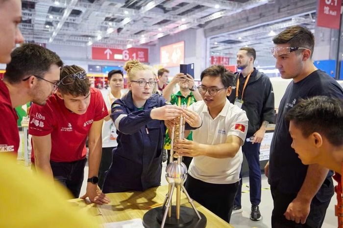 Đỗ Văn Đức thực hiện phần thi tiện CNC tại 'WorldSkills 2026'.
