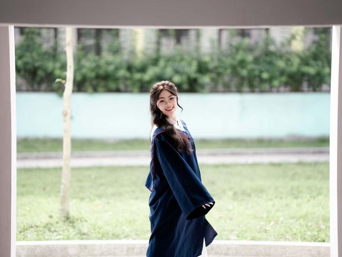 Khi được đề nghị chọn 3 từ để miêu tả về bản thân ở thời điểm hiện tại, cô tân sinh viên AJC không ngần ngại chọn: "Bền bỉ", "Khai phóng" và "Rực rỡ".