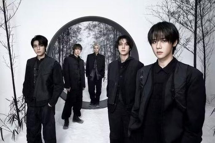 Kể từ khi ra mắt vào năm 2019, WayV đã khẳng định được vị thế vững chắc trên thị trường âm nhạc toàn cầu, vượt ra ngoài phạm vi châu Á. Với phong cách âm nhạc tinh tế cùng những màn trình diễn chỉn chu, nhóm đã tạo nên dấu ấn riêng biệt. Vào tháng 8 vừa qua, WayV đã phát hành mini album thứ tám mang tên 'Vision Wings', cho thấy sự mở rộng trong phạm vi âm nhạc của nhóm.