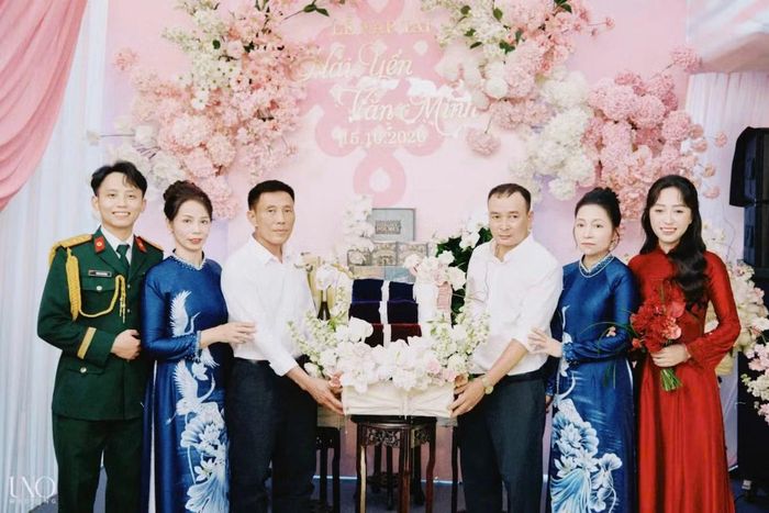 Cặp đôi nhận được những lời chúc phúc tốt đẹp từ gia đình, bạn bè.