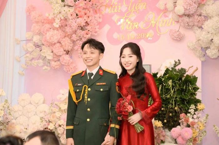 Cặp đôi "gây sốt" với bộ tráp cưới độc đáo.