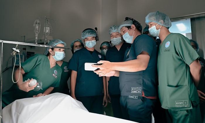 Đạo diễn Thanh Huy trao đổi với các y, bác sĩ và ê kíp.