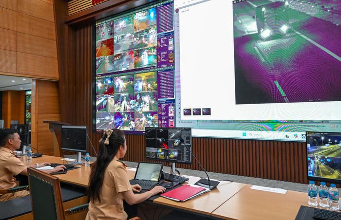  Cán bộ Cảnh sát giao thông kiểm soát các phương tiện qua hệ thống camera tại Trung tâm Thông tin chỉ huy, Cục Cảnh sát giao thông. Ảnh: ĐỖ TRUNG 