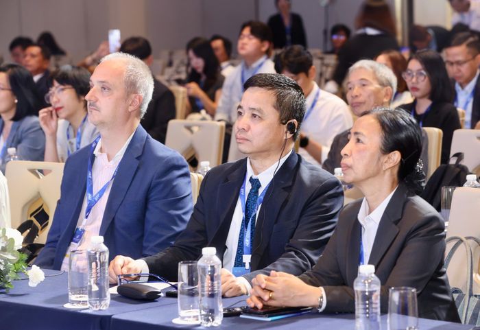  Các đại biểu tham dự phiên Thảo luận "Định hình Nông nghiệp Thông minh: Dữ liệu, Công nghệ và Chuỗi Giá trị Nông sản - Thực phẩm bền vững". Ảnh: HÙNG - TRIỀU 