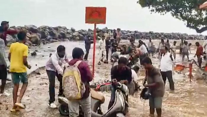 Triều cường dâng cao làm ngập các khu vực ven biển do ảnh hưởng từ bão Arnab. Ảnh: NDTV