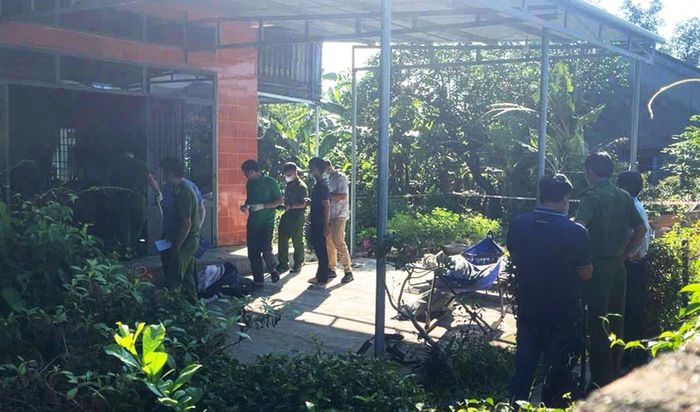 Lực lượng chức năng khám nghiệm hiện trường sau vụ cháy. Ảnh: ĐH