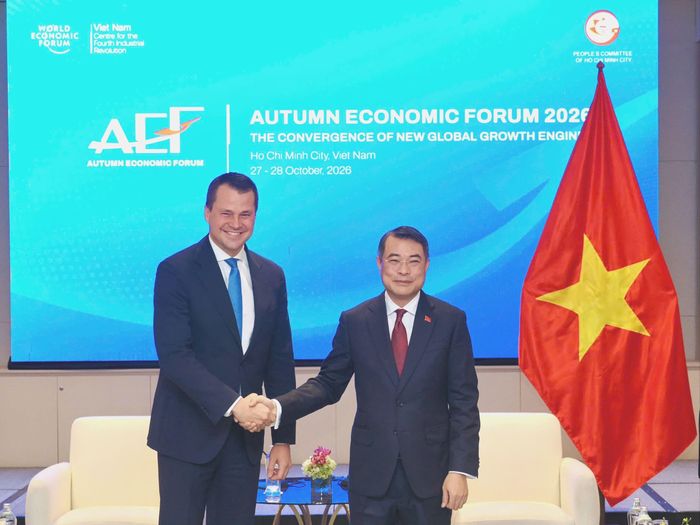 Thủ tướng Chính phủ Lê Minh Hưng và ông Stephan Mergenthaler, Giám đốc điều hành Diễn đàn Kinh tế Thế giới (WEF), tại cuộc gặp ngày 28-10. Ảnh HÙNG - TRIỀU