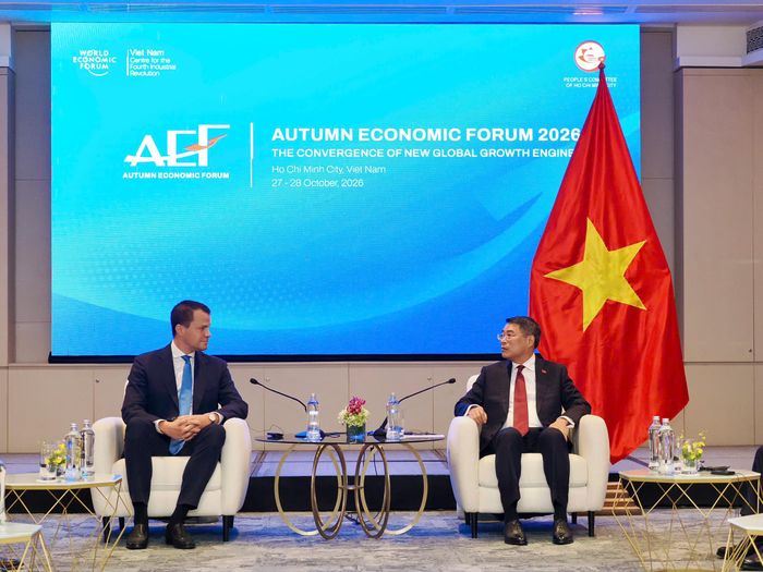 Ông Stephan Mergenthaler, Giám đốc điều hành WEF, tại cuộc trao đổi. Ảnh: HÙNG TRIỀU