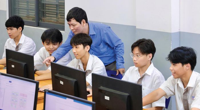 Giáo viên Trường THPT chuyên Lê Hồng Phong hướng dẫn học sinh ứng dụng AI vào nghiên cứu khoa học. Ảnh: HOÀNG TRIỀU