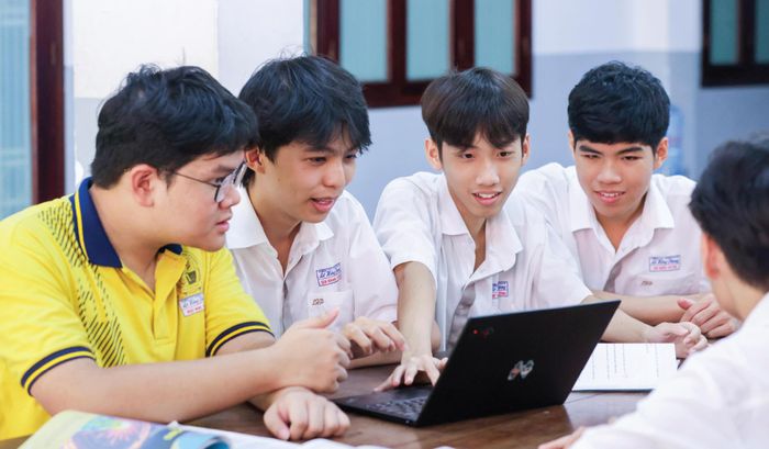 Học sinh Trường THPT chuyên Lê Hồng Phong (Phường Chợ Quán, TPHCM) được dạy nâng cao về AI, trong đó có việc xây dựng các dự án thực tế. Ảnh: HOÀNG TRIỀU