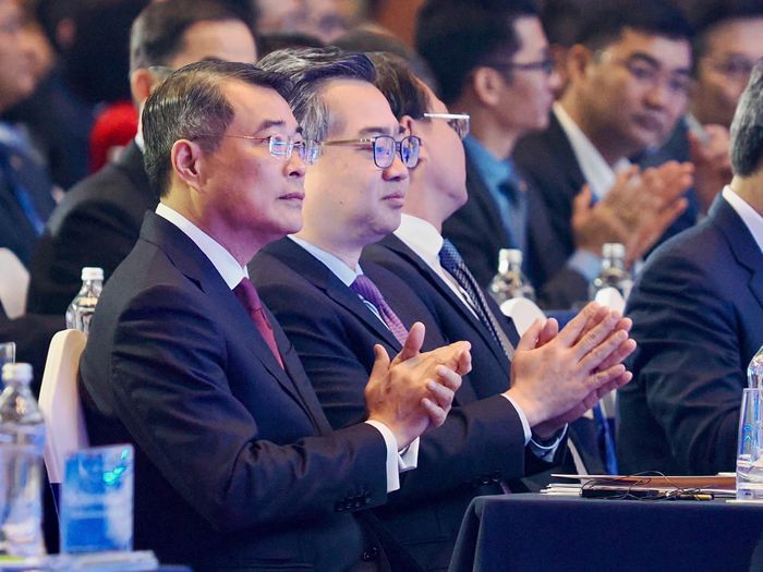 Thủ tướng Lê Minh Hưng và Trưởng ban Chính sách, Chiến lược Trung ương Nguyễn Thanh Nghị cùng các đại biểu tham dự Diễn đàn Kinh tế Mùa thu 2026. Ảnh: HÙNG TRIỀU