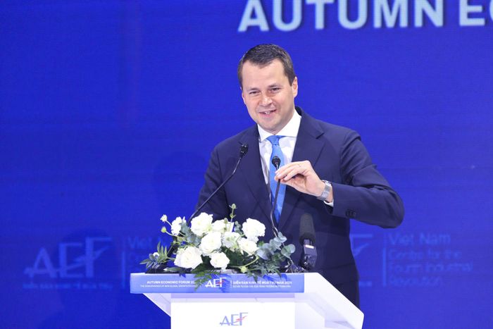 Ông Stephan Mergenthaler, Giám đốc điều hành Diễn đàn Kinh tế Thế giới (WEF), phát biểu tại diễn đàn. Ảnh: HÙNG TRIỀU