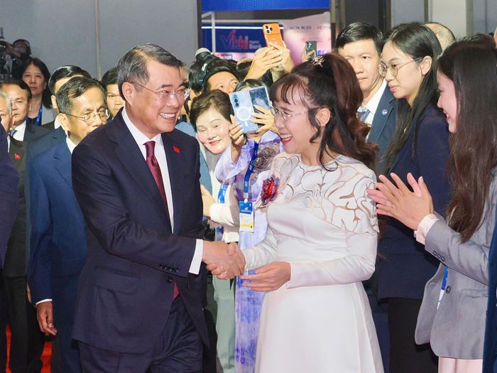 Thủ tướng Lê Minh Hưng chào hỏi các đại biểu trước phiên toàn thể cấp cao. Ảnh: HÙNG TRIỀU