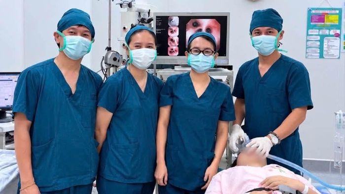  Ê-kíp nội soi cấp cứu cho bệnh nhi. 