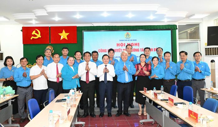 Các đồng chí lãnh đạo Tổng LĐLĐ Việt Nam và TPHCM chúc mừng đồng chí Võ Khắc Thái. Ảnh: VIỆT DŨNG