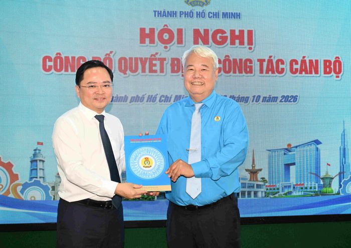 Chủ tịch Tổng LĐLĐ Việt Nam Nguyễn Anh Tuấn trao quyết định đến đồng chí Võ Khắc Thái. Ảnh: VIỆT DŨNG