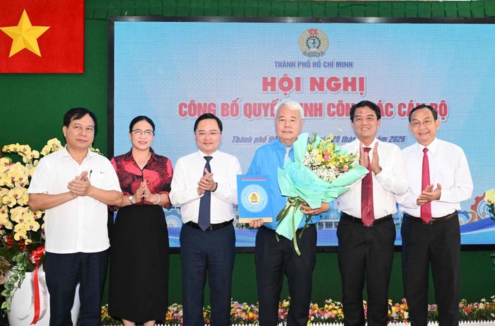 Chủ tịch Tổng LĐLĐ Việt Nam Nguyễn Anh Tuấn chúc mừng đồng chí Võ Khắc Thái. Ảnh: VIỆT DŨNG