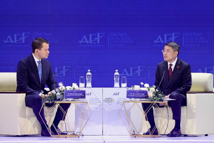 Thủ tướng Lê Minh Hưng đối thoại với Giám đốc điều hành WEF Stephan Mergenthaler tại Diễn đàn Kinh tế Mùa thu 2026. Ảnh: HÙNG TRIỀU 