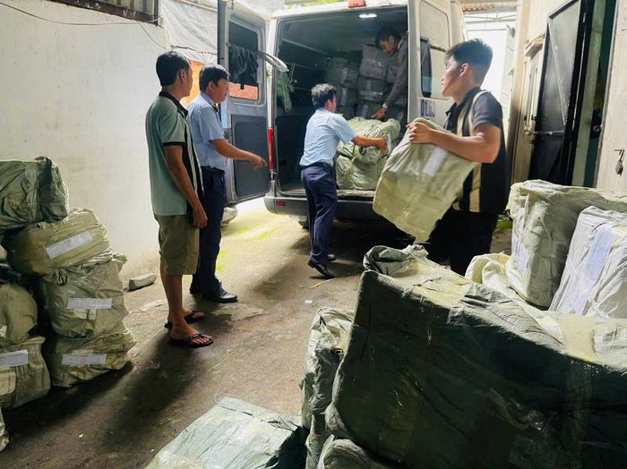 Quản lý thị trường TPHCM kiểm đếm lô hàng kẹo không rõ nguồn gốc. Ảnh: KHÁNH HÙNG