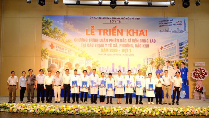  Đại diện các bệnh viện và đại diện các địa phương chụp hình lưu niệm với các bác sĩ luân phiên về trạm y tế (Ảnh: BÌNH AN) 