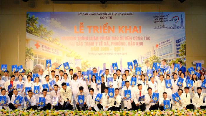  Các y bác sĩ sẵn sàng luân phiên về trạm y tế (Ảnh: AN BÌNH) 