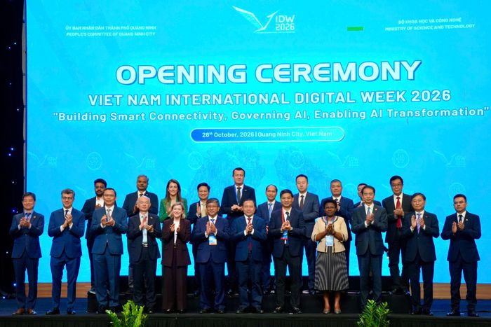 Các đại biểu chụp ảnh lưu niệm tại sự kiện. Ảnh: M.H