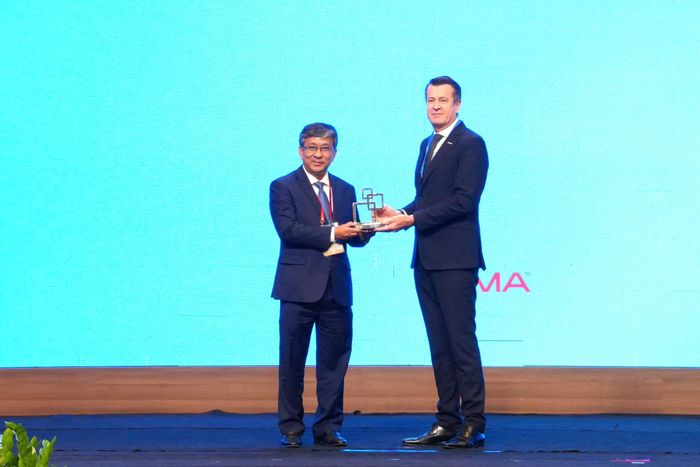 Thứ trưởng Bộ KH-CN Trần Trung Tính nhận Giải thưởng lãnh đạo Chính phủ năm 2026 do đại diện GSMA trao tặng tại sự kiện. Ảnh: M.H