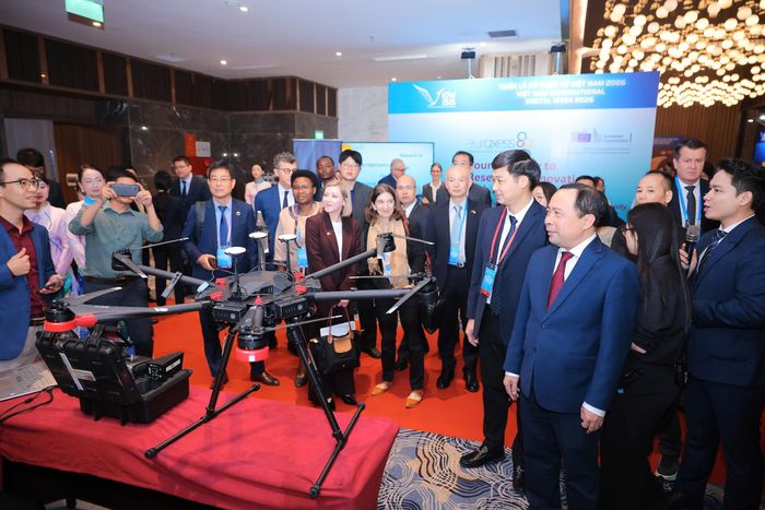 Bộ trưởng Vũ Hải Quân và các đại biểu tham quan triển lãm tại sự kiện. Ảnh: M.H