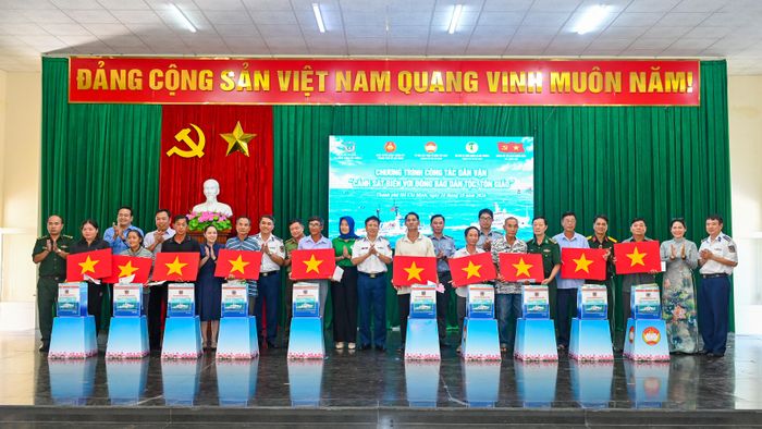  Thủ trưởng Bộ Tư lệnh Vùng Cảnh sát biển 3 tặng cờ Tổ quốc cho ngư dân 