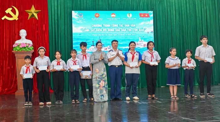  Tặng học bổng các em có hoàn cảnh khó khăn 