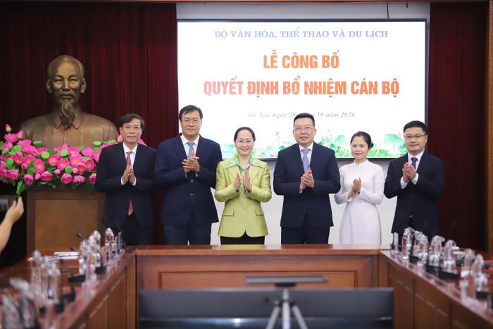  Bộ trưởng Bộ VH-TT-DL Lâm Thị Phương Thanh và các cán bộ được điều động, bổ nhiệm. Ảnh VIỆT HÙNG 