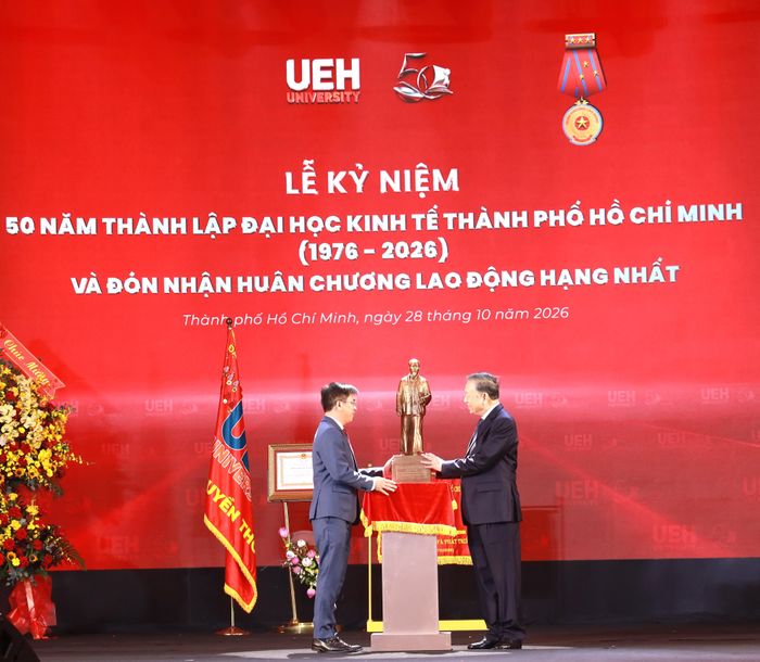  Tổng Bí thư, Chủ tịch nước Tô Lâm tặng quà chúc mừng Đại học Kinh tế TPHCM tại buổi lễ 