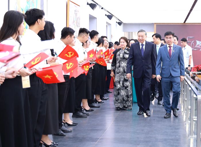  Sinh viên Đại học Kinh tế TPHCM chào đón Tổng Bí thư, Chủ tịch nước Tô Lâm đến dự Lễ kỷ niệm 50 năm thành lập trường 