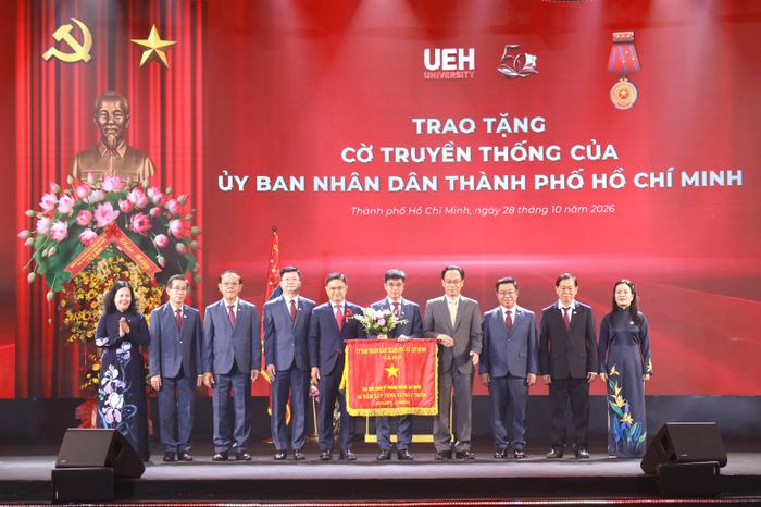  Lãnh đạo UBND TPHCM tặng cờ truyền thống cho Đại học Kinh tế TPHCM tại Lễ kỷ niệm 50 năm thành lập 