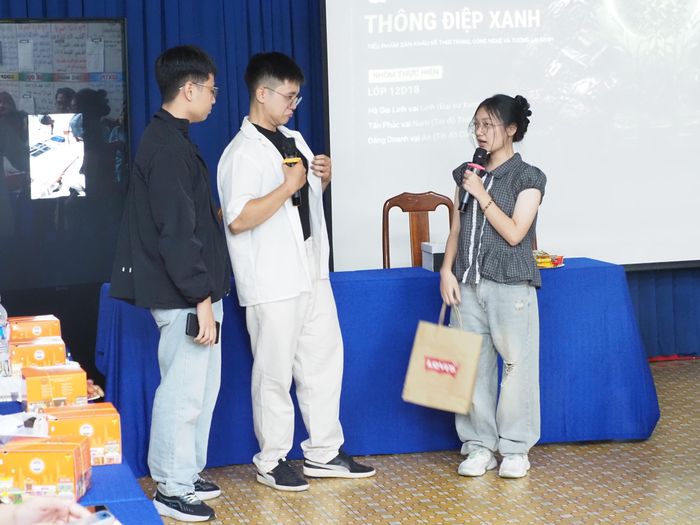  Học sinh Trường THPT Nguyễn Công Trứ diễn tiểu phẩm lan tỏa thông điệp về bảo vệ môi trường và tiêu dùng bền vững 
