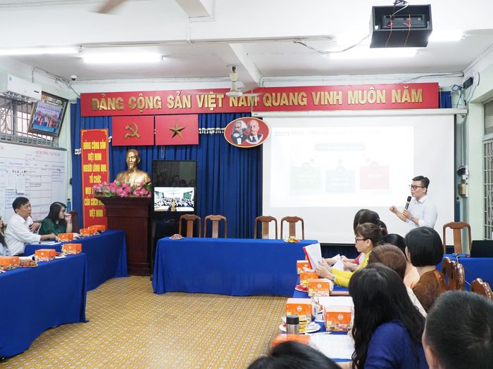  Thầy Nguyễn Minh Tài, giáo viên bộ môn Hóa học, Trường THPT Nguyễn Công Trứ, báo cáo kết quả thực hiện Dự án "Mô hình Giáo dục công dân toàn cầu liên môn về quyền môi trường" 