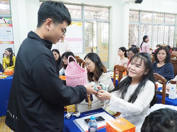  Học sinh gửi tặng các thầy cô trong cụm chuyên môn sản phẩm thực hiện dự án 