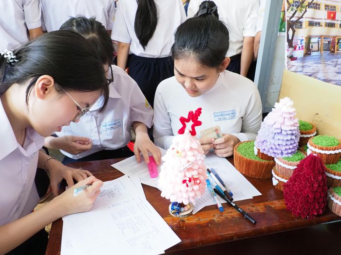  Học sinh ghi chép và quản lý doanh thu sau khi bán hàng 