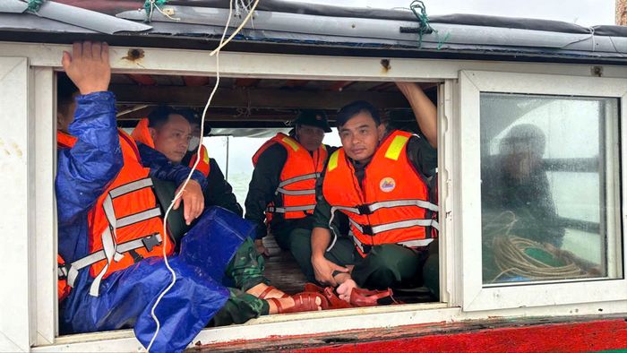 Cán bộ chiến sĩ Đồn Biên phòng Thiên Cầm đang phối hợp tìm kiếm ngư dân mất tích