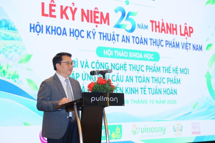 Ông Bùi Đức Lập, Phó Cục trưởng Cục An toàn thực phẩm, nhấn mạnh yêu cầu kiểm soát nguy cơ từ vật liệu bao bì tiếp xúc trực tiếp với thực phẩm. Ảnh: TRẦN NAM