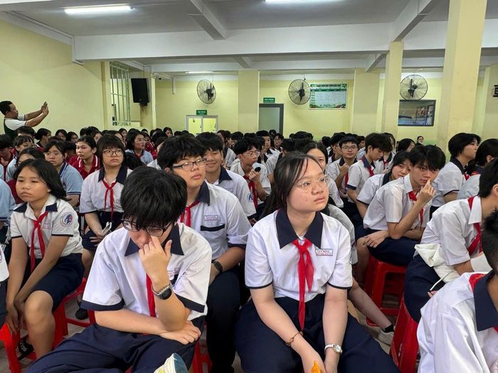  Đông đảo học sinh khối THCS tham dự phiên tòa giả định. Sau sáp nhập, Trường Tiểu học-THCS Tân Định có gần 1.500 học sinh 