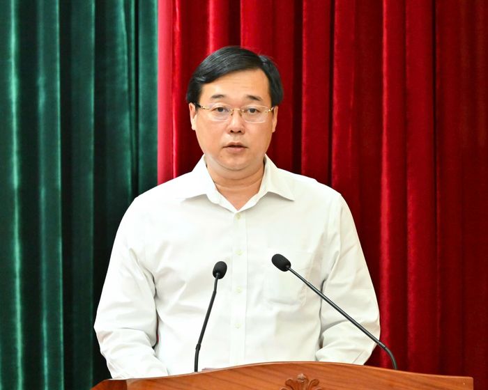 Phó Bí thư Thường trực Thành ủy TPHCM Lê Quốc Phong báo cáo với đoàn công tác. Ảnh: VIỆT DŨNG