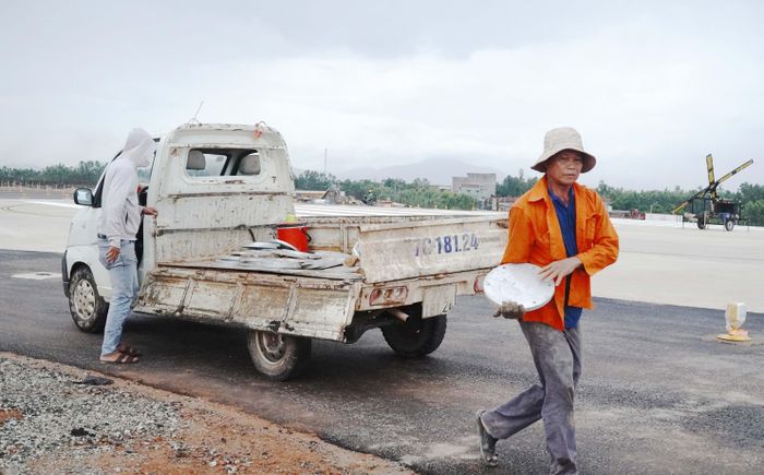  Công nhân gấp rút hoàn thành các phần việc cuối cùng 