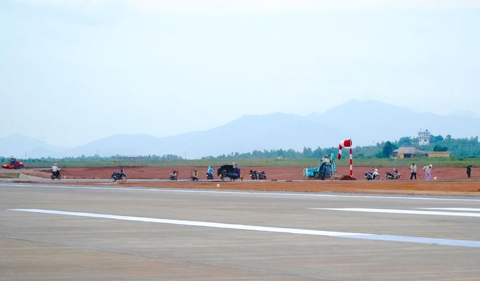  Công nhân cùng máy móc khẩn trương hoàn thiện các hạng mục phụ trợ khu vực đường băng 